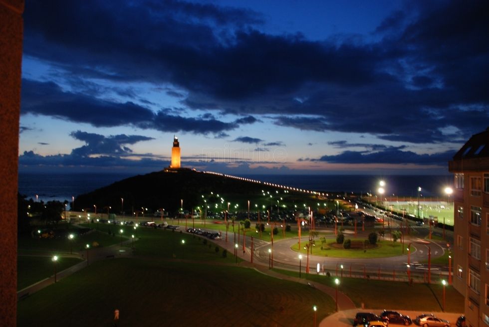 Башня Геркулеса (ночное время)
