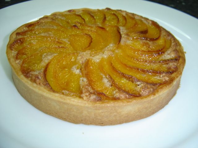 Миндальный пирог с персиками